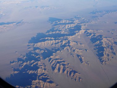 Arizona 'nın hava manzarası nefes kesici, bir uçak penceresinden görülüyor.. 