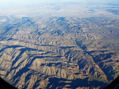 Arizona 'nın dağlık bölgelerinin hava manzarası bir uçak penceresinden görülüyor..