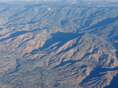 Sabahın erken saatlerinde bir uçak penceresi tarafından çerçevelenmiş Arizona manzarası.