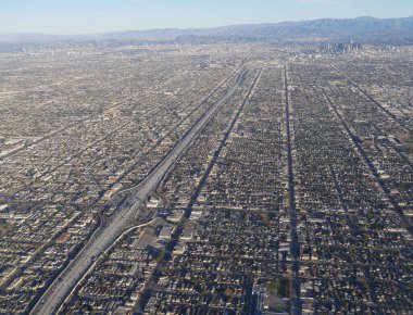 Los Angeles, California 'nın alçak geniş hava manzaralı ana karayolu görüntüde. 