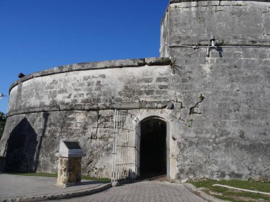 Fort Fincastle, Bennets Tepesi 'nin tepesinde Nassau, Bahamalar' daki limanı işaret eden bir topla.. 
