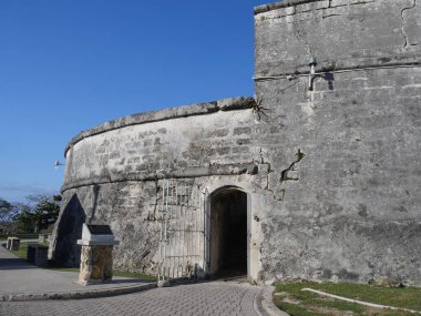 Bahamalar, Nassau 'daki limana bakan Bennets Hill' de açık bir kapısı olan Fort Fincastle 'ın orta büyüklükte bir manzarası var.. 