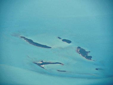 Nassau, Bahamalar 'daki güzel şekilli körfezlerden bazıları bir uçak penceresinden görüldü.. 