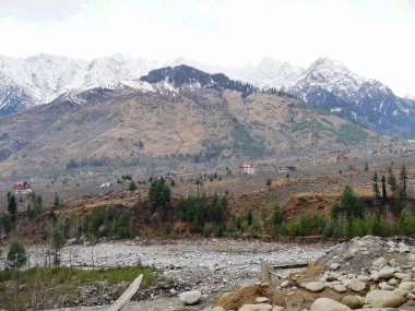 Manali, Himarchal Pradesh, Hindistan 'da Beas nehri ile karla kaplı resimler.