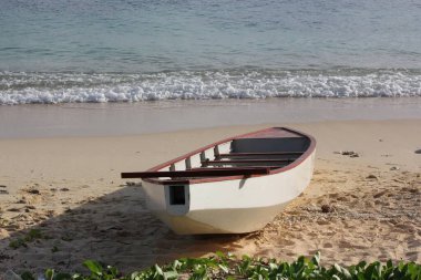 Beac 'ın yanındaki küçük beyaz tekne.