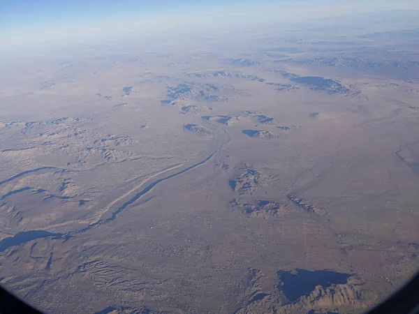 从飞机窗口看到的新墨西哥州地形的空中景观 — 图库照片
