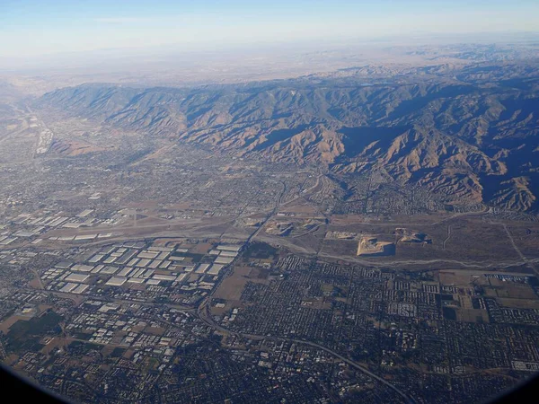 洛杉矶 加利福尼亚和背景山脉的空中景观 — 图库照片