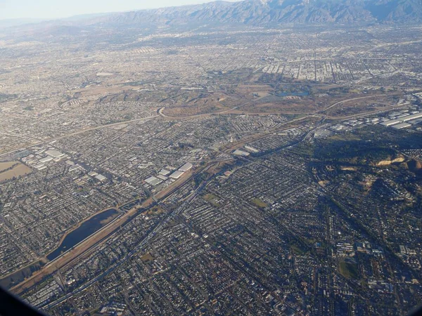 建物周辺の道路や高速道路とロサンゼルス カリフォルニア州の空中ビュー — ストック写真