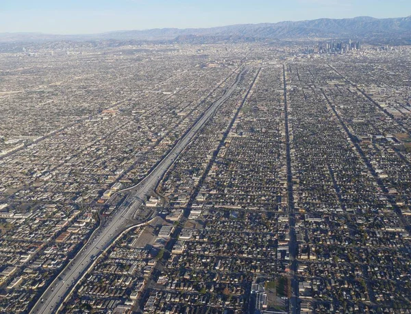 Vista Aérea Larga Inferior Los Angeles Califórnia Com Estrada Principal — Fotografia de Stock