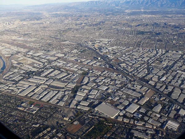 加利福尼亚洛杉矶市建筑物顶部的空中景观 以及道路和高速公路 — 图库照片