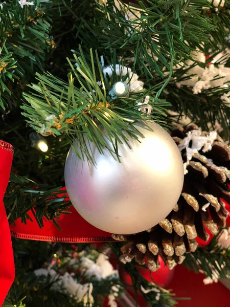 Λαμπερή Λευκή Χριστουγεννιάτικη Μπάλα Κρέμεται Από Ένα Κλαδί Πεύκου — Φωτογραφία Αρχείου