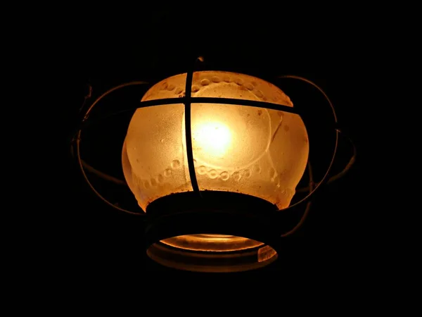 Lampe Circulaire Artistique Allumée Dans Obscurité — Photo