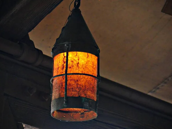 Lámpara Aceite Antigua Artística Colgando Una Viga — Foto de Stock