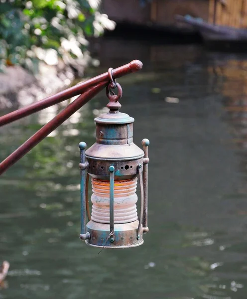 Ouderwetse Olielamp Hangend Aan Een Stalen Paal Een Park — Stockfoto