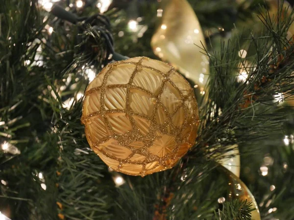 Κίτρινη Χριστουγεννιάτικη Μπάλα Τυλιγμένη Χρυσές Κλωστές Κρέμεται Από Ένα Πεύκο — Φωτογραφία Αρχείου