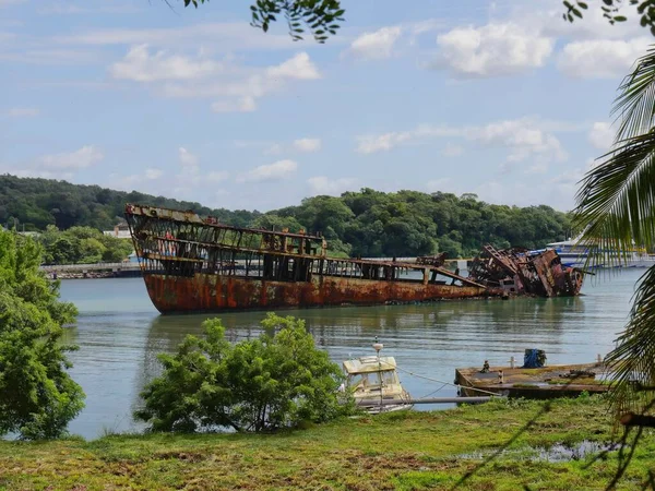 Weitwinkelaufnahme Eines Verlassenen Schiffswracks Einer Wunderschönen Bucht Inmitten Üppiger Vegetation — Stockfoto