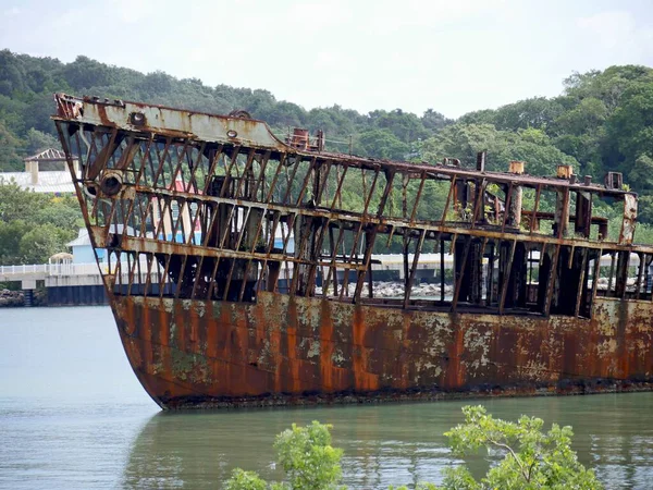 Honduras Roatan Sularında Terk Edilmiş Eski Bir Geminin Yarısının Yakın — Stok fotoğraf