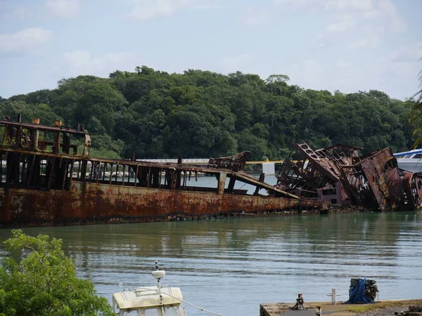 Mittelweite Aufnahme Eines Alten Verlassenen Schiffes Den Gewässern Von Roatan — Stockfoto