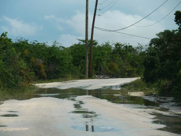 連続した雨が熱帯の島の道路を洪水 — ストック写真