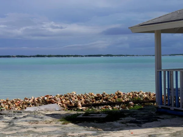 Piles Coraux Par Chalet Ouvert Dans Une Île Tropicale — Photo