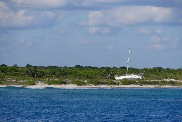 蓝色的海水与白色沙滩上有帆船停泊的地区的对比 — 图库照片