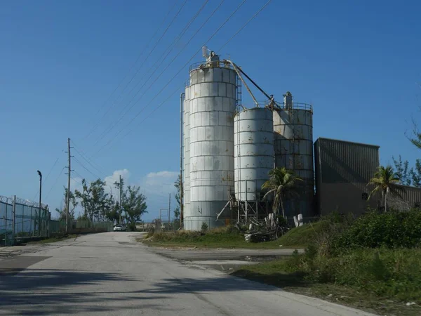 Torentanks Staan Langs Weg Bij Een Elektriciteitscentrale Nassau Bahama — Stockfoto