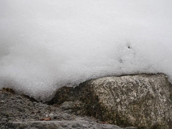 Ekstremalne Zbliżenie Zamarzniętego Śniegu Szczycie Skał — Zdjęcie stockowe