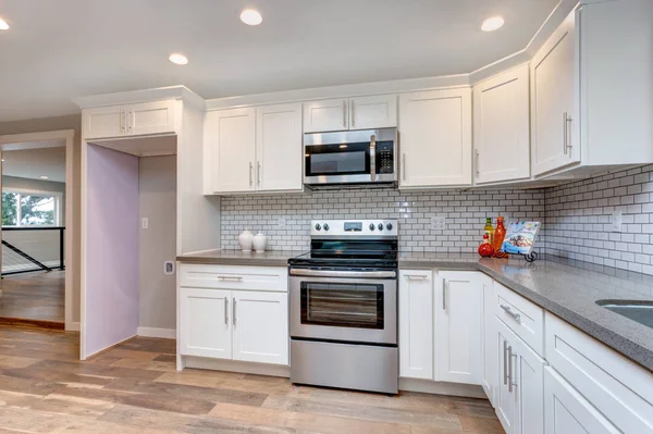 Cocina Concepto Abierto Con Gabinetes Blancos Encimeras Cuarzo Gris Pared — Foto de Stock