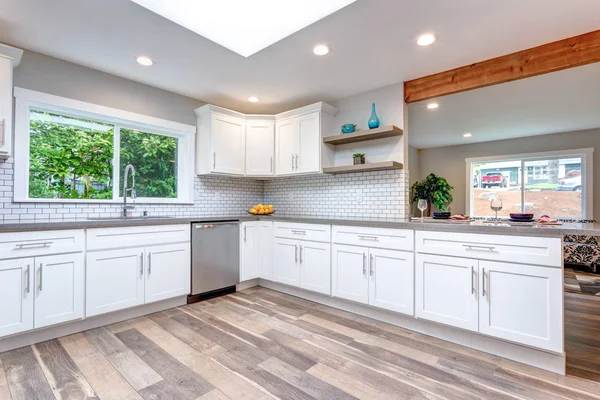 Cocina Concepto Abierto Con Gabinetes Blancos Encimeras Cuarzo Gris Pared — Foto de Stock