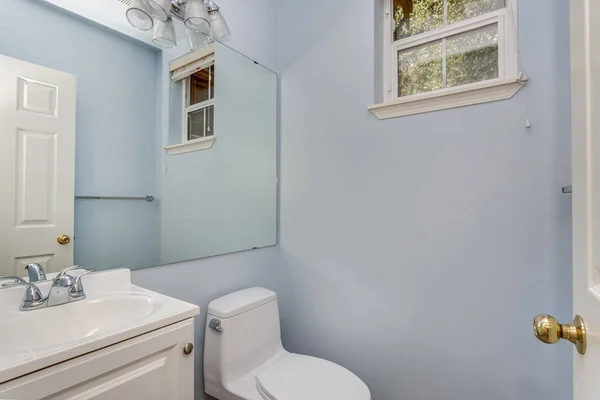 Medio Baño Clásico Con Paredes Color Azul Claro Pequeña Ventana — Foto de Stock