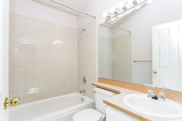 Interior Renovado Baño Blanco Con Pared Baldosas — Foto de Stock