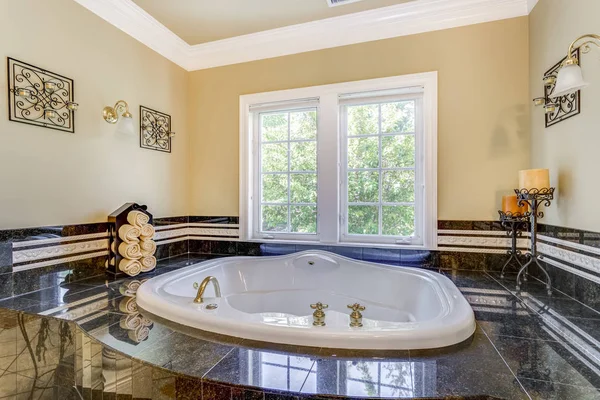 Elegante Baño Principal Interior Cuenta Con Rincón Bañera Con Jacuzzi — Foto de Stock