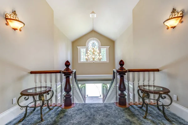 Stunning Foyer Elegant Staircase Vaulted Ceiling — Stock Photo, Image