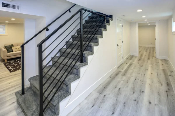 带灰色硬木地板 楼梯和白色墙壁的空走廊 — 图库照片