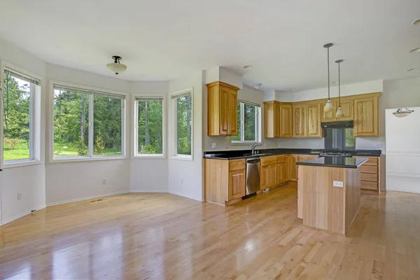 Amplia Sala Cocina Con Zona Madera Una Gran Cantidad Trastero — Foto de Stock