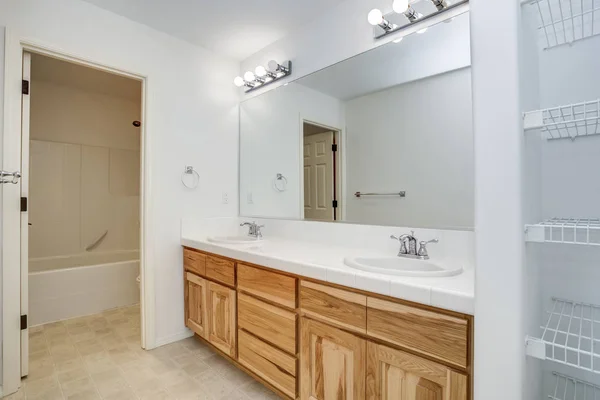 Interior Del Baño Principal Con Tocador Doble Bañera Esquina — Foto de Stock