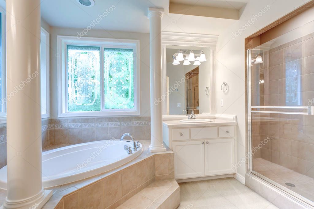 Baño Principal Lujo Con Bañera Esquina Bajo Vidrieras Tocador Blanco