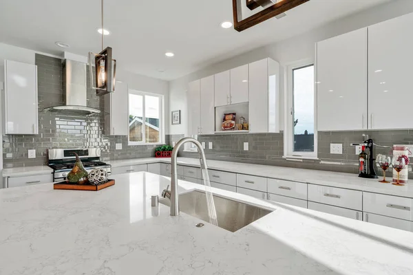 Neutral Bright Airy Kitchen Large Marble Island Glossy Gray Subway — Stock Photo, Image