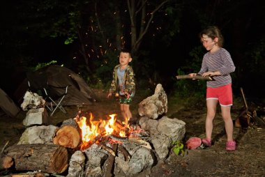 Çocuk yangın tarafından çalıştırın. Zammı oyunlarda. Çadır çadır yakınındaki de akşam çocuk oyun