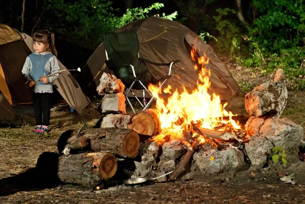 子供たちは 火事で実行します ハイキングでのゲーム 子供はテントの近くのテントで夜に遊ぶ — ストック写真