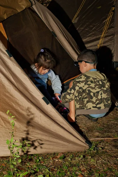 お子様は ハイキングで遊ぶ 夜懐中電灯からテント ライト 子供たちの暗いシルエット — ストック写真