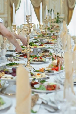 Restorandaki masada nefis yemekler. Servis masası. Masanın ortasında keskinlik
