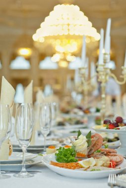 Restorandaki masada nefis yemekler. Servis masası. Masanın ortasında keskinlik