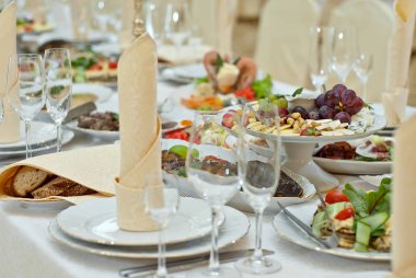 Restorandaki masada nefis yemekler. Servis masası. Masanın ortasında keskinlik