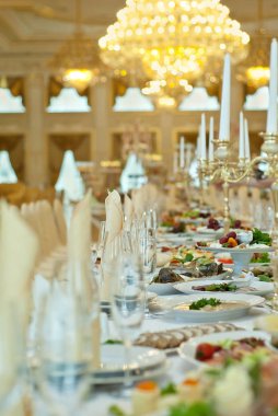 Restorandaki masada nefis yemekler. Servis masası. Masanın ortasında keskinlik