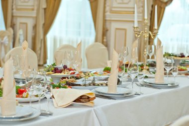 Restorandaki masada nefis yemekler. Servis masası. Masanın ortasında keskinlik