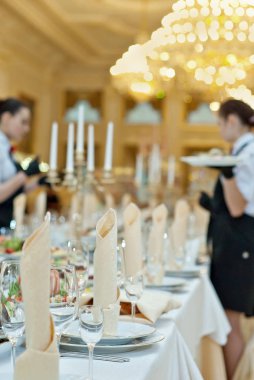 Restorandaki masada nefis yemekler. Servis masası. Masanın ortasında keskinlik