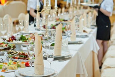 Restorandaki masada nefis yemekler. Servis masası. Masanın ortasında keskinlik