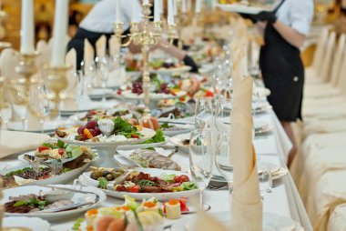 Restorandaki masada nefis yemekler. Servis masası. Masanın ortasında keskinlik