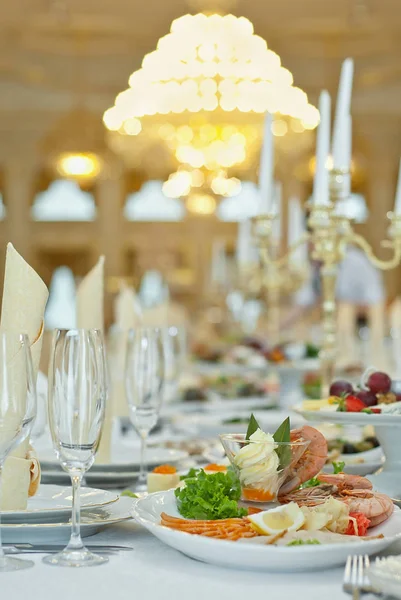 Restorandaki masada nefis yemekler. Servis masası. Masanın ortasında keskinlik